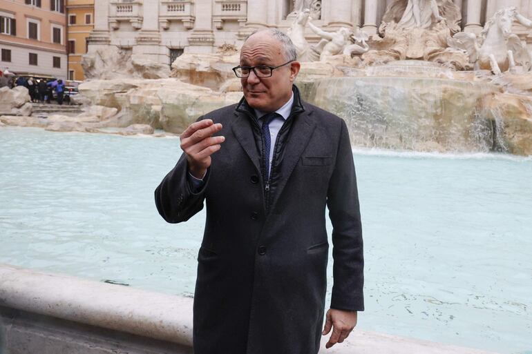 El alcalde de Roma, Roberto Gualtieri, lanza una moneda a la Fontana de Trevi durante su reapertura al público tras someterse a trabajos de mantenimiento, en Roma, Italia.
