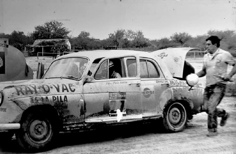 Roberto Bittar, Fernando Dumot y Elpidio Caballero, con el Mercedes Benz 220S en cuya puerta tenía la inscripción de sus seudónimos: "Pilo, Pavo y Melón".