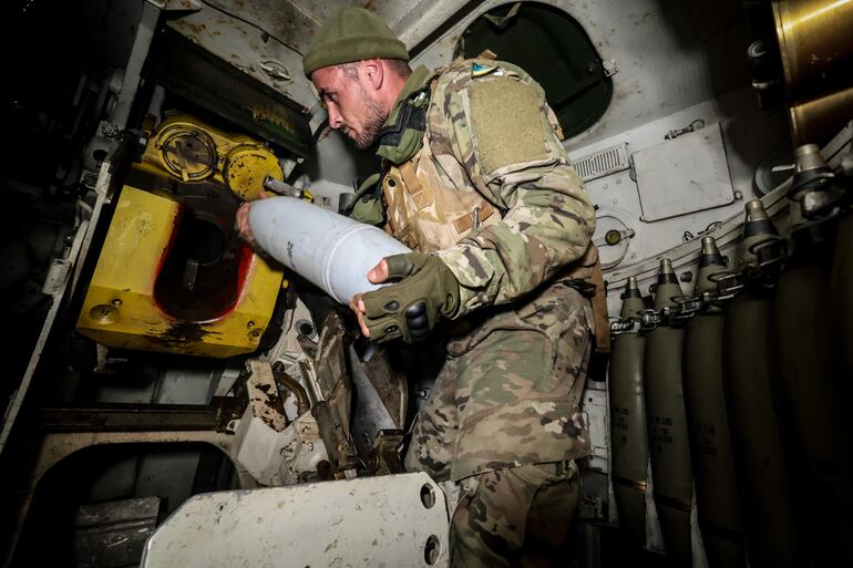 Un soldado ucraniano carga munición en una pieza de artillería en la región de Zaporiyia, el pasado miércoles.