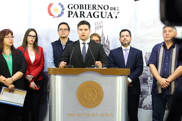 Nicolás Antunez cuestionado representante estudiantil que participó de la reunión con el Gobierno de Santiago Peña sobre Arancel Cero.