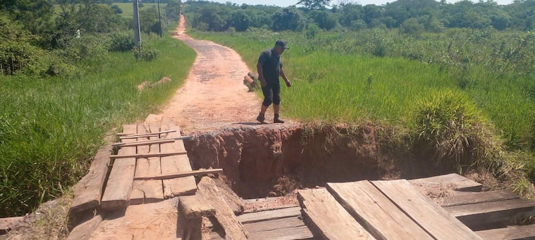 
El trayecto donde se encuentra el puente clausurado es bastante utilizado por los colonos de la zona 