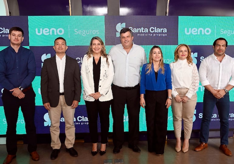 Representantes de Santa Clara Medicina Prepaga y ueno Seguros durante el anuncio de la alianza entre ambos.