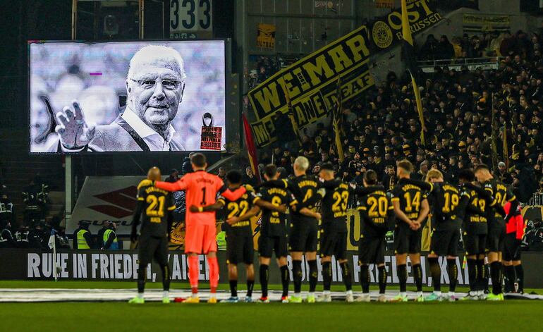 Darmstadt (Germany), 13/01/2024.- Players and spectators observe a minute's silence for late German footballer Franz Beckenbauer before the German Bundesliga soccer match between SV Darmstadt 98 and Borussia Dortmund in Darmstadt, Germany, 13 January 2024. (Alemania, Rusia) EFE/EPA/CHRISTOPHER NEUNDORF CONDITIONS - ATTENTION: The DFL regulations prohibit any use of photographs as image sequences and/or quasi-video.
