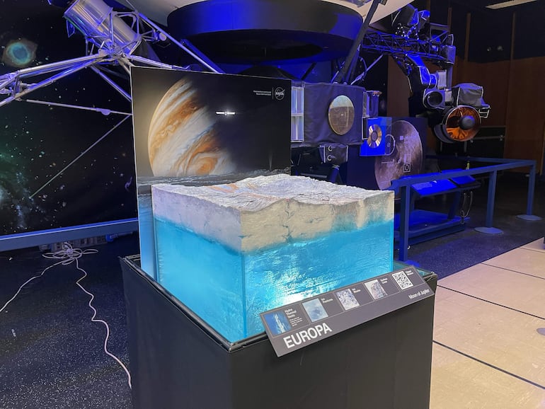 Una maqueta de la luna de Júpiter exhibida en el Laboratorio de Propulsión a Chorro de la NASA en Pasadena, California (EE.UU.). Europa Clipper, la nave más grande que la NASA haya construido para una misión planetaria, ultima las pruebas de funcionamiento para arrancar en octubre su histórico viaje a Europa, una luna helada de Júpiter y donde se cree que "hay todos los elementos para albergar vida". 
