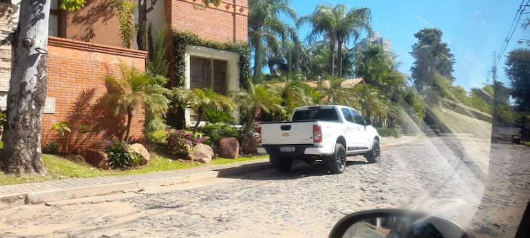 Lujosa residencia  de  Sandra Saldívar y la camioneta que  EBY le habría asignado.