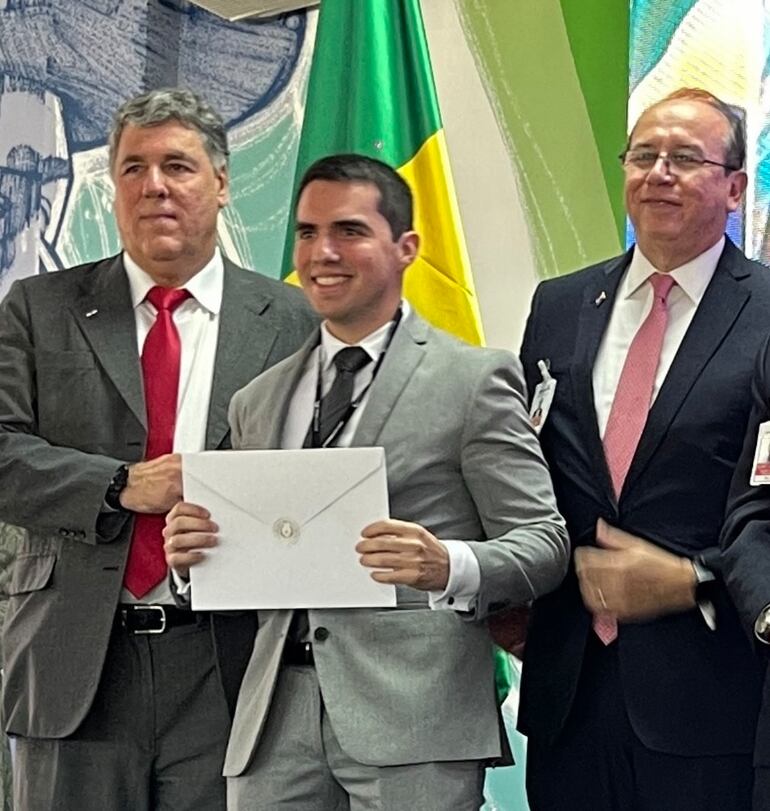 Fabricio Martín Coronel García, al momento de recibir su certificado de ingreso a la Itaipú.