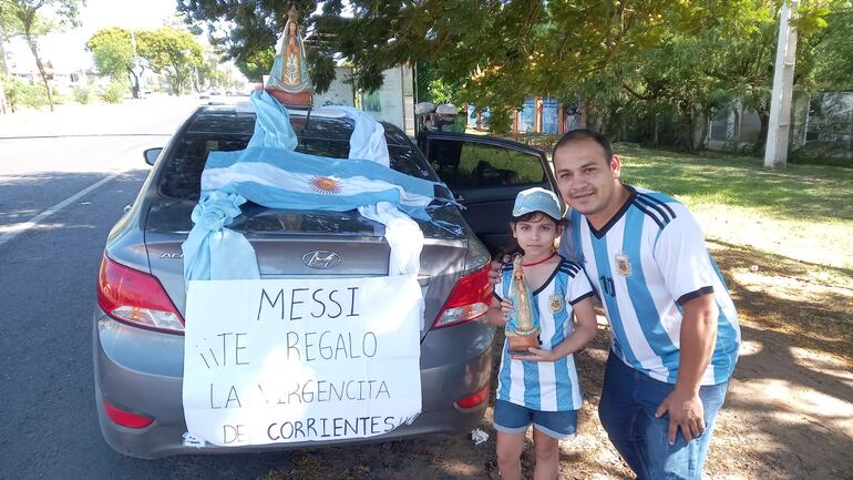 Ariel Rodríguez y su hija Sofía Itatí, esperando a la Selección Argentina.