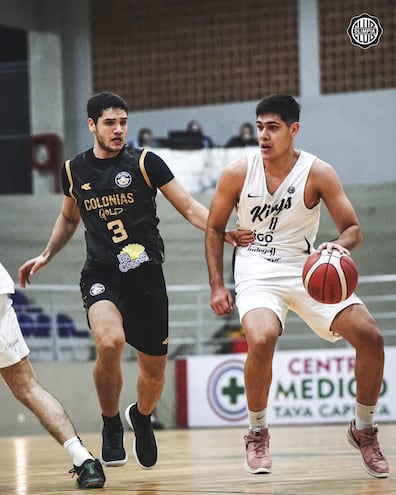 Benjamín Flores (i) de los Gold y Fabio Gauto de los Kings, en la fecha anterior.