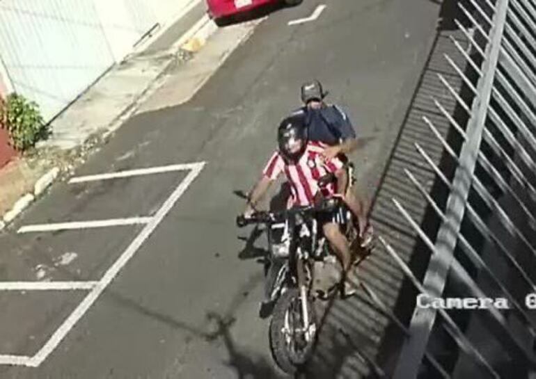 Captura de pantalla de supuestos motoasaltantes de calle Santa María casi Estados Unidos de Asunción.