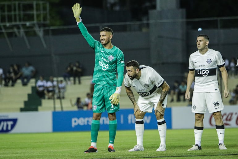 El uruguayo Gastón Olveira (i), jugador de Olimpia, en el partido frente a Nacional por la décimo cuarta jornada del torneo Apertura 2024 del fútbol paraguayo en el estadio Arsenio Erico, en Asunción.