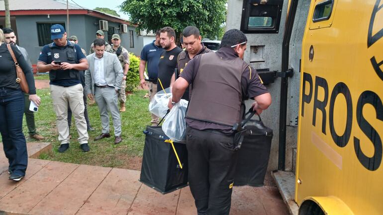 Momento en que alzan el dinero que se encontraba en el cajero automático.