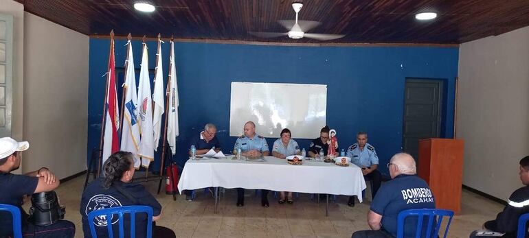 Los miembros de la Asociación de Bomberos, brigadier Isaac Paniagua, el presidente Juan Valentín García Miró, la invitada de honor Nicolasa Montiel, la presidenta de bomberos de Carapeguá, Marta Miranda y el Comandante de la Asociación, Cecilio Samaniego.