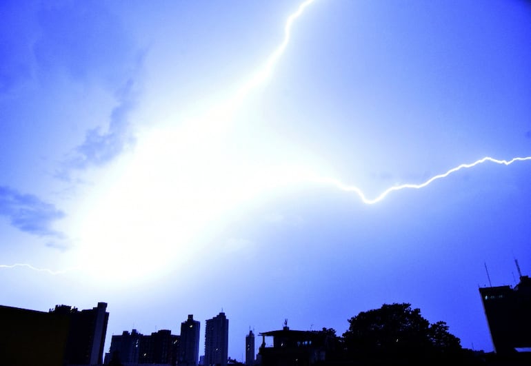 Ocho departamentos del país siguen con alerta de tormentas eléctricas para esta tarde.