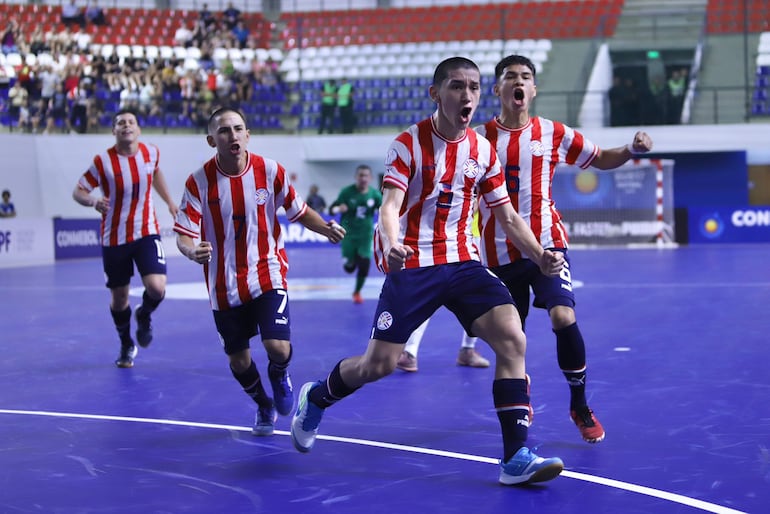 Festejo del gol de penal de Franco, quien abrió el marcador