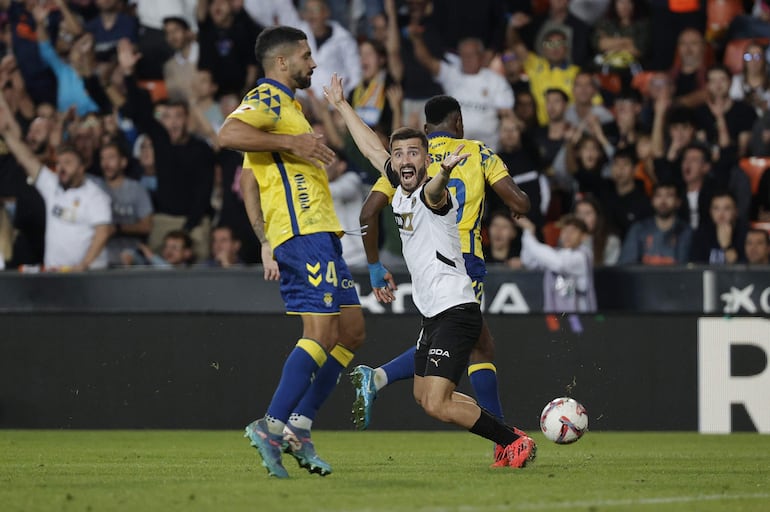 VALENCIA, 21/10/2024.- El lateral del Valencia José Gayá (d), durante el encuentro correspondiente a la décima jornada de La Liga EA Sports que disputan hoy lunes Valencia CF y UD Las Palmas en el estadio de Mestalla. EFE/Manuel Bruque
