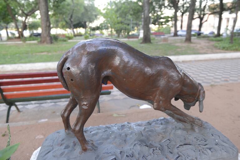 El perro está muy presente en nuestra cultura. Una prueba de ello el sitio que ocupa en la Plaza de Armas de la ciudad, donde ha sido testigo de revoluciones. Esto lo prueban las huellas de balas que luce. 