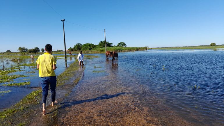 Para llegar a San Juan de Ñeembucú se debe sortear varia aguadas.