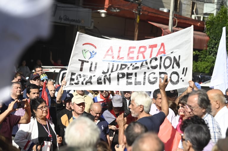 Protesta de asegurados y jubilados del IPS, contra fusión con el Ministerio de Salud