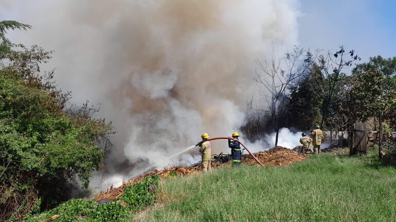 Bomberos lograron controlar el fuego que amenaza algunas casas de la ciudad de San Antonio.