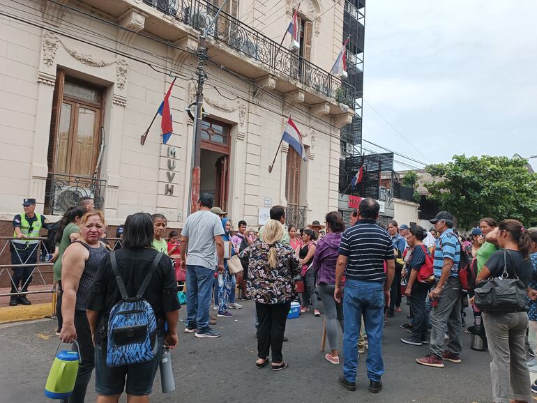 Integrantes de organizaciones sociales se manifestaron frente al MUVH en reclamo de la entrega de las viviendas prometidas.