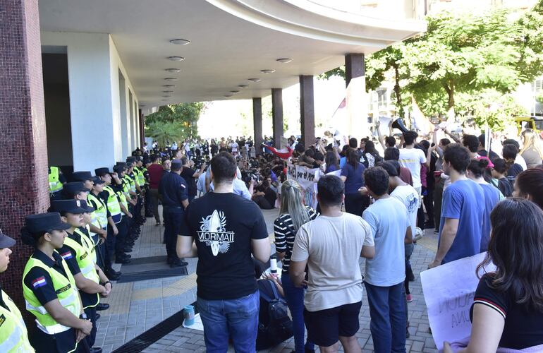 Con un fuerte despliegue policial recibieron a los universitarios en mesa de diálogo organizada por el Gobierno.