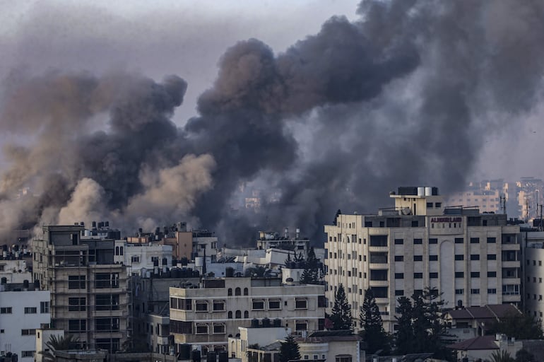 Varias columnas de humo sobre el norte de la Franja de Gaza luego de un bombardeo israelí este jueves.
