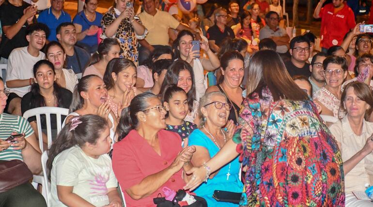 Melissa Hicks (de espaldas), con el público que asistió al concierto de artistas nacionales realizado en la noche del jueves 30 en la explanada del templo.