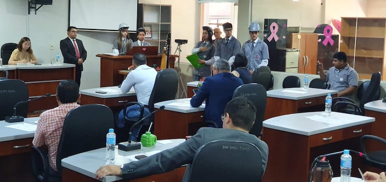 Los estudiantes en la sesión de la Junta Departamental. Estudiantes de cursos técnicos de un colegio público de Hernandarias claman por almuerzo escolar. Los alumnos tienen doble turno, y la falta de provisión de alimentos afecta el desarrollo normal de las clases. Acudieron a la Junta Departamental en busca de ayuda de los ediles.