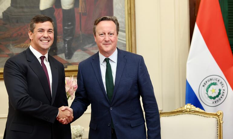 Santiago  Peña saluda al exprimier y actual ministro de Exteriores, David Cameron. Fue ayer en Palacio.