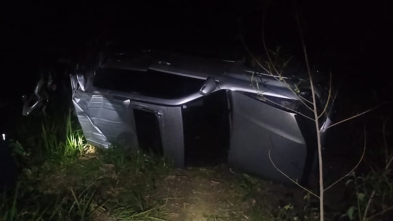 Así quedó la camioneta del músico Carlos Goiburu, tras el accidente.