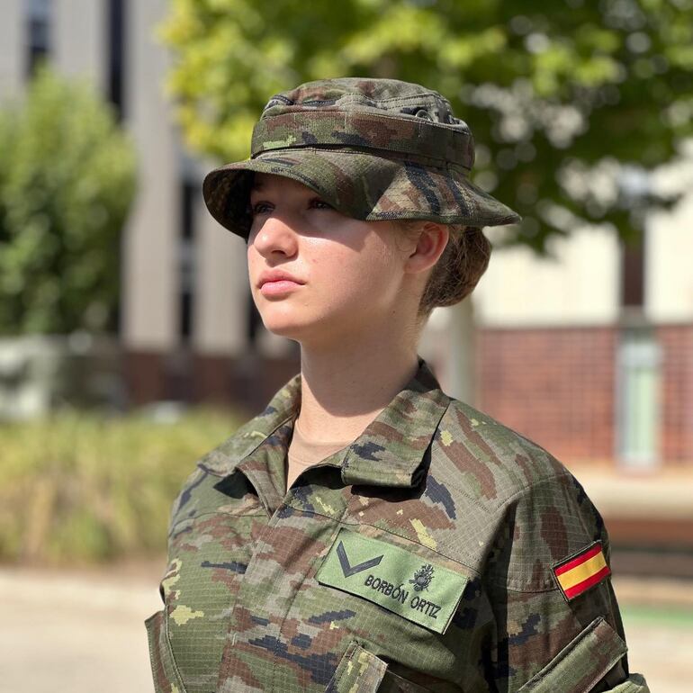 La princesa Leonor luciendo el uniforme militar.