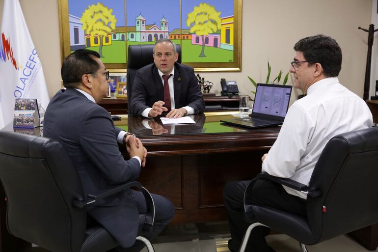 El contralor Camilo Benítez recibió al ministro de Desarrollo Social Tadeo Rojas ayer en su despacho.