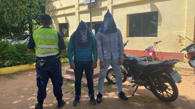 Estos dos presuntos motochorros fueron aprehendidos tras cometer un robo agravado en Mariano Roque Alonso.