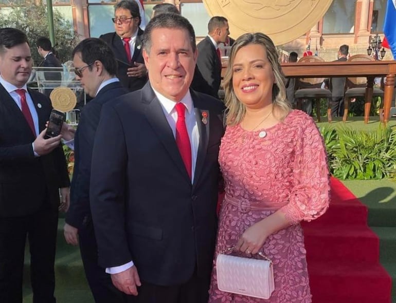 El presidente de la ANR, Horacio Cartes junto a la diputada Liz Acosta.