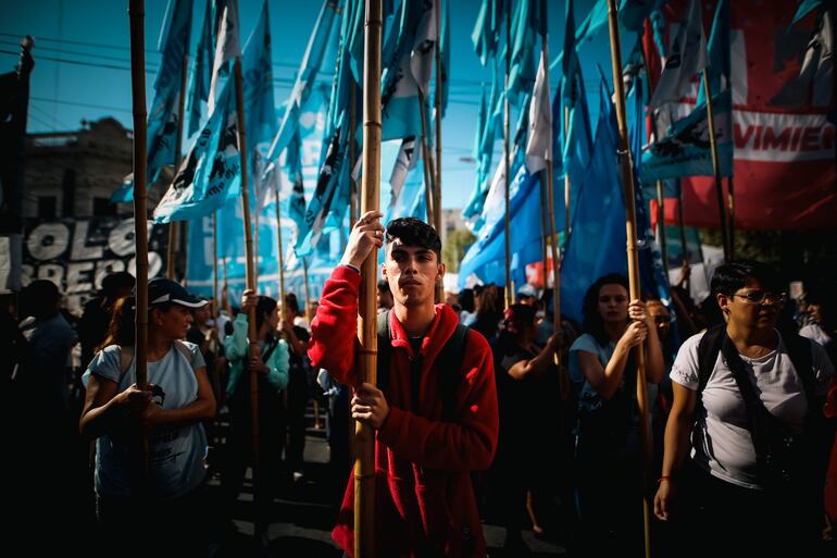 Integrantes de organizaciones sociales se manifiestan durante una protesta contra el gobierno de Javier Milei, en Buenos Aires (Argentina). 