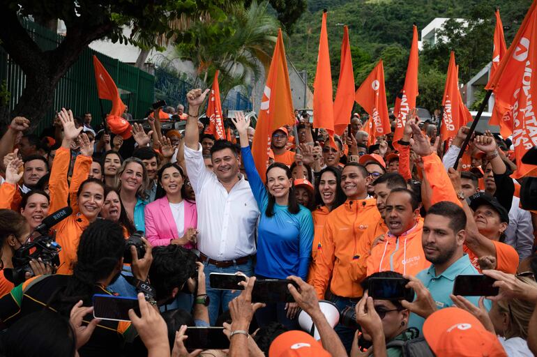 Maria Corina Machado (centro) y Freddy Superlano (izquierda), posan en una conferencia de prensa en Caracas el 13 de octubre de 2023.