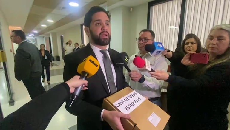 Diputado Raúl Benítez presentó la caja de las "ideas estúpidas" del Gobierno de Santiago Peña.