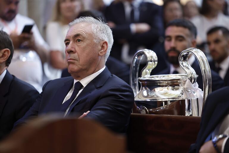 El italiano Carlo Ancelotti, entrenador del Real Madrid, junto al trofeo de la Champions League y los jugadores en la Catedral de la Almudena, la primera parada del recorrido realizado durante las celebraciones con los aficionados por la conquista del torneo continental de Europa. 
