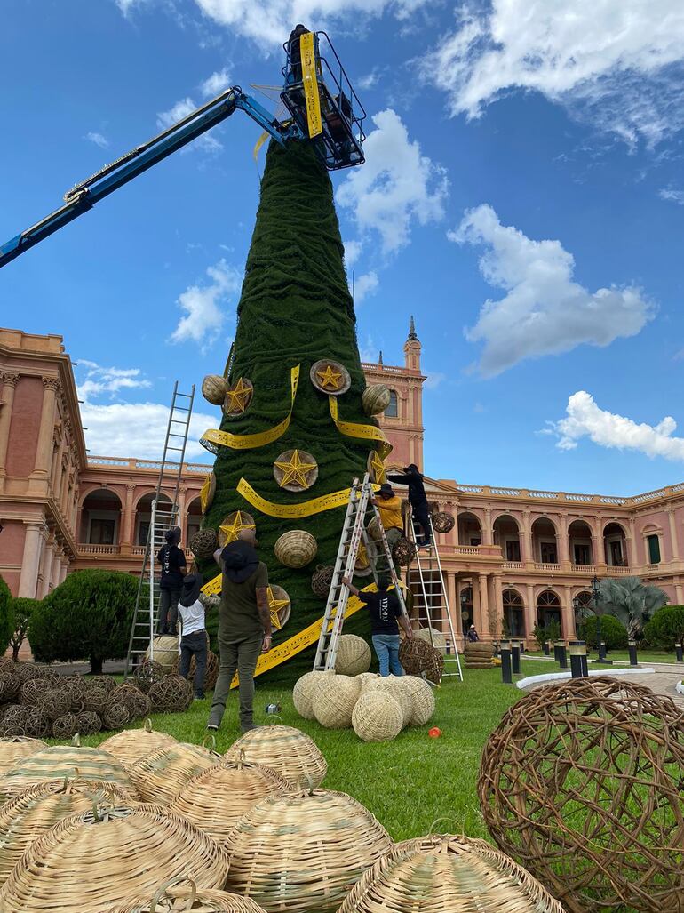 Desde este sábado, la guarania y la artesanía adornarán el árbol de Navidad del Palacio de López