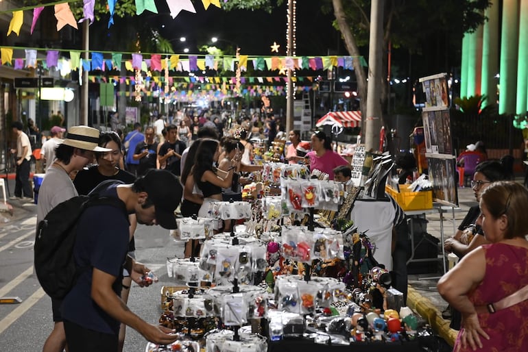 Decenas de personas disfrutaron el fin de semana en el microcentro asunceno ante las actividades ofrecidas en las plazas.