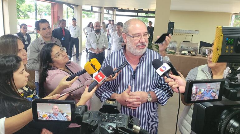 El director general paraguayo de Itaipú, Justo Zacarías, en el encuentro con la prensa realizado el viernes último en la Central.
