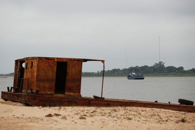 Fotografía del 12 de septiembre de 2024 de una embarcación navegando por el Río Paraguay, en la ciudad de Asunción (Paraguay).