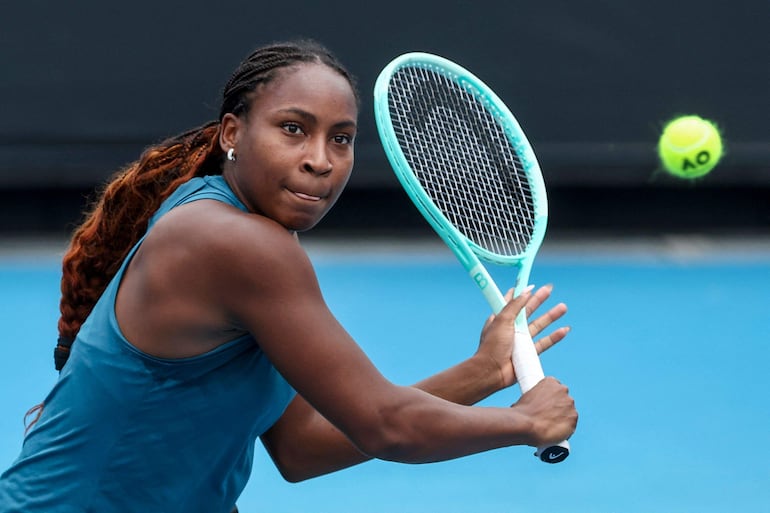 La norteamericana Coco Gauff entrenando en Australia antes del inicio del primero torneo Grand Slam de la temporada.