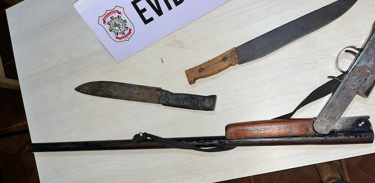 Las armas incautadas en poder del joven hallado muerto en una celda de Saltos del Guairá, durante su detención en la noche del martes.