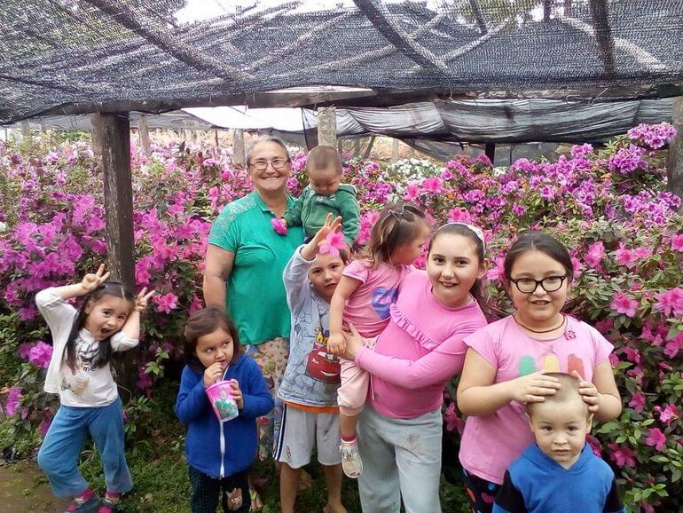 Las familias se toman fotografías en el invernadero del vivero San Rafael.