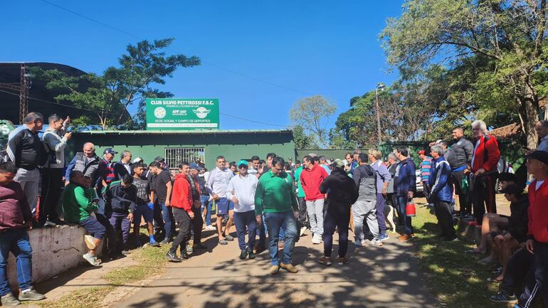 Manifestación de socios del Club Silvio Pettirossi.