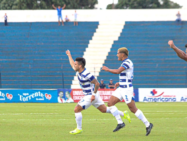 Brahian Ayala (i) anotó un golazo para el 2 de Mayo