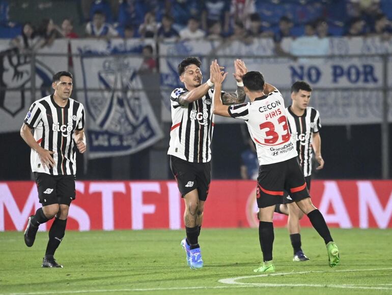 Iván Piris (33), felicita a Matías Espinoza tras el empate del gumarelo