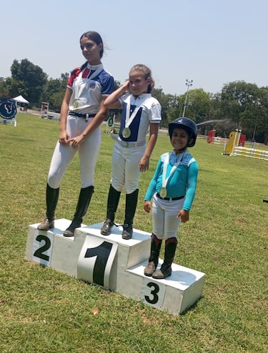 El podio de la categoría 0.60 Menores, con Paulina María Weyrauch (i), la ganadora del día, Rebecca Morínigo y Giuliana Fretes.