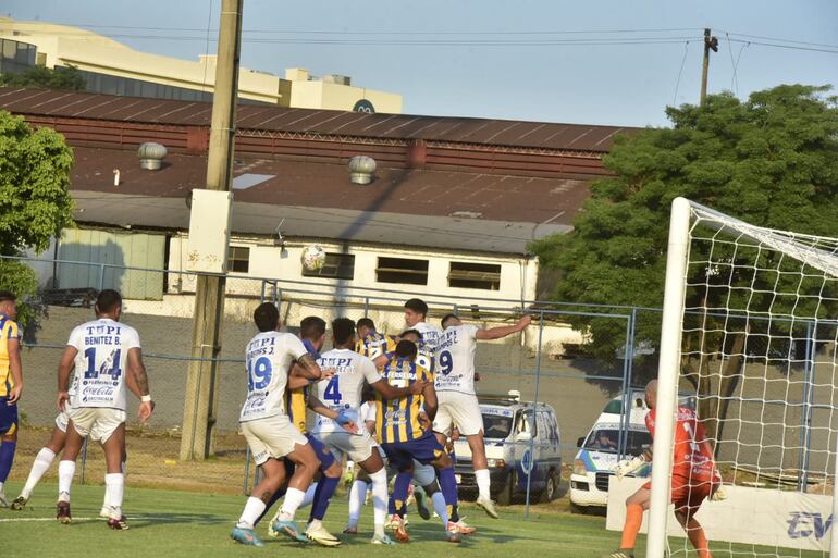 Lucha aérea por el balón entre Luqueño y Ameliano